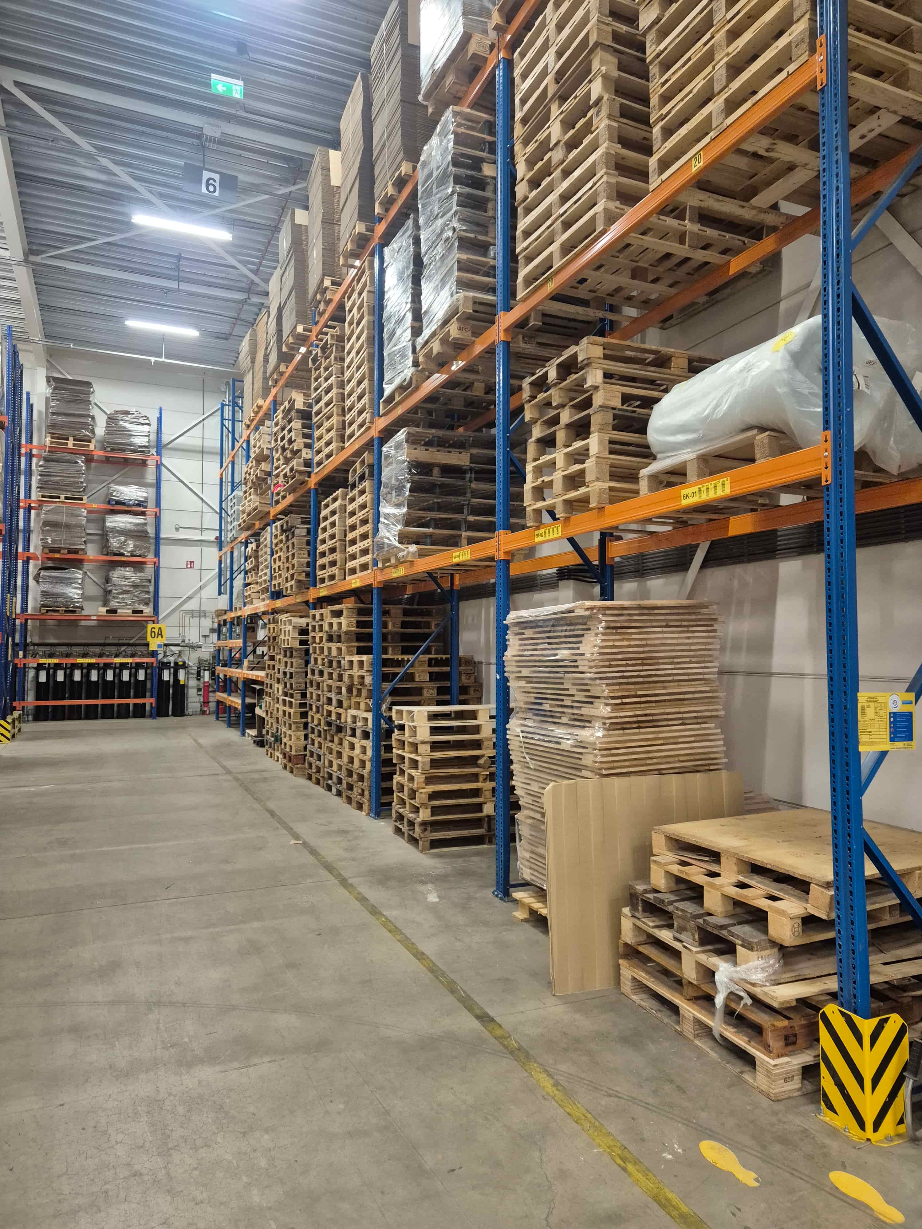 General warehouse pallet storage racks